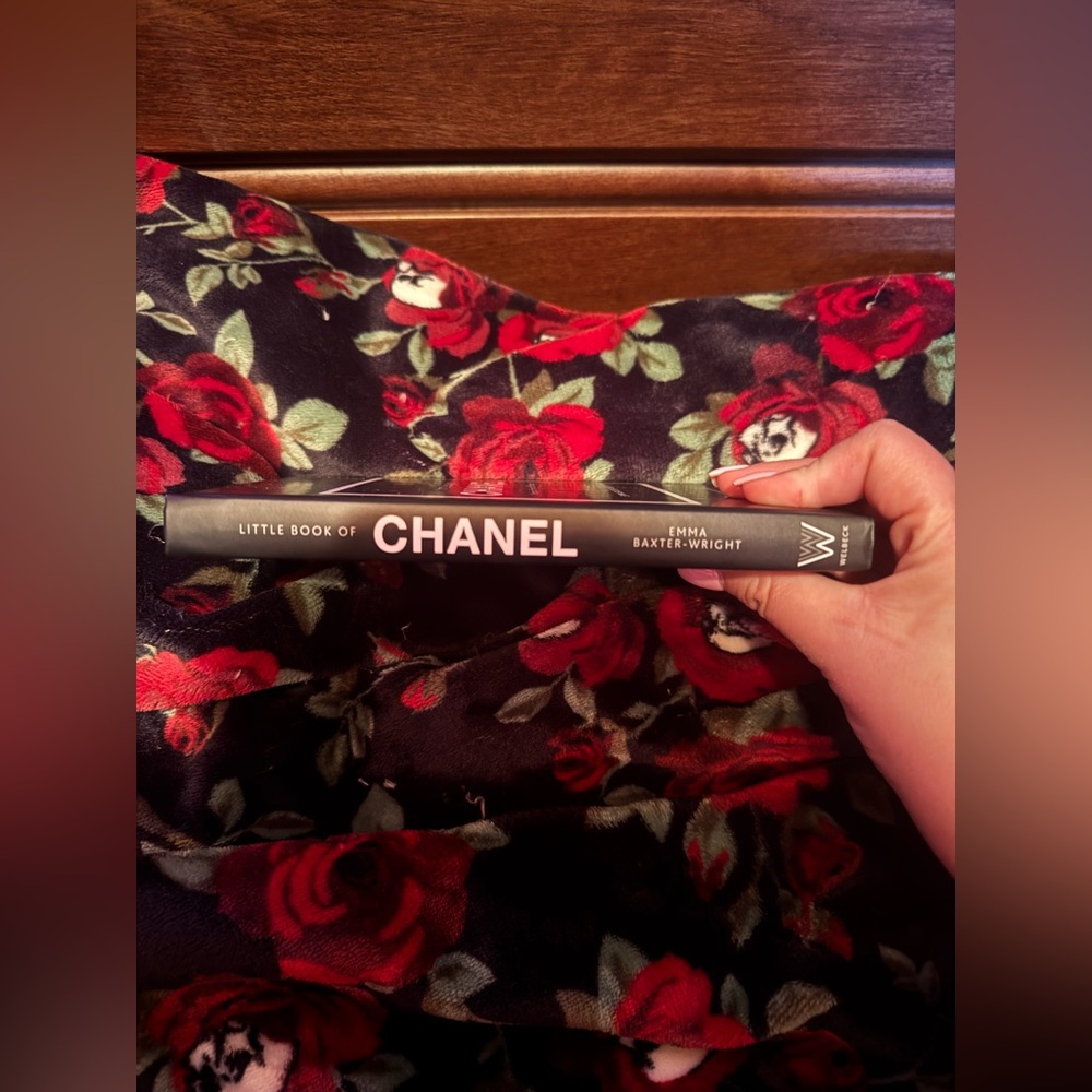 CHANEL Black and White Little Book of Chanel Hard Back - Picture 3 of 3